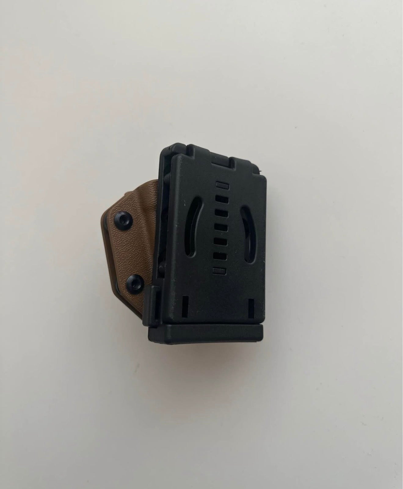 OUTLET - BGS Pistoolin lipastasku + T-Lok vyökiinnitys (COYOTE)